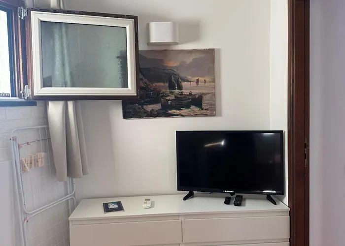 Cozy On Street Level Apartment *