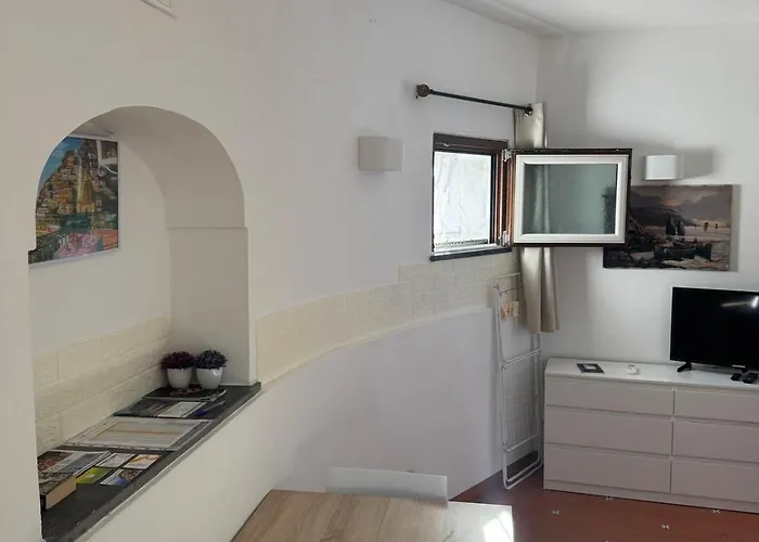 Cozy On Street Level Positano