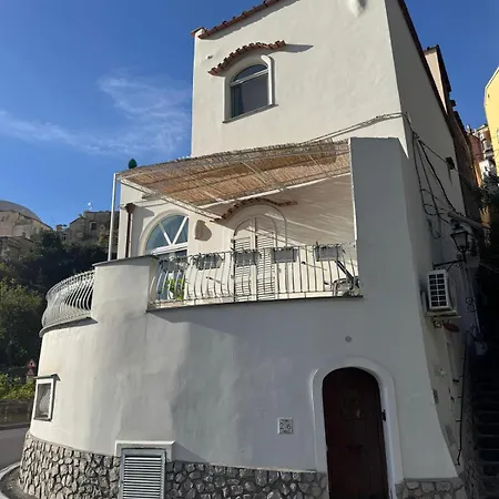 Cozy On Street Level *