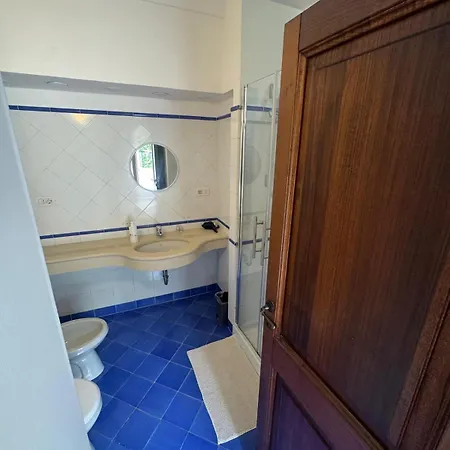 Cozy On Street Level Apartment *