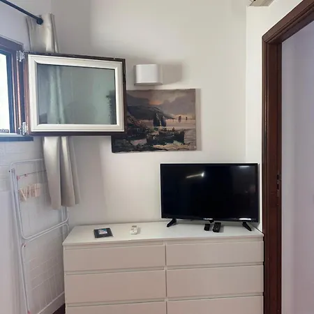 Cozy On Street Level Apartment *