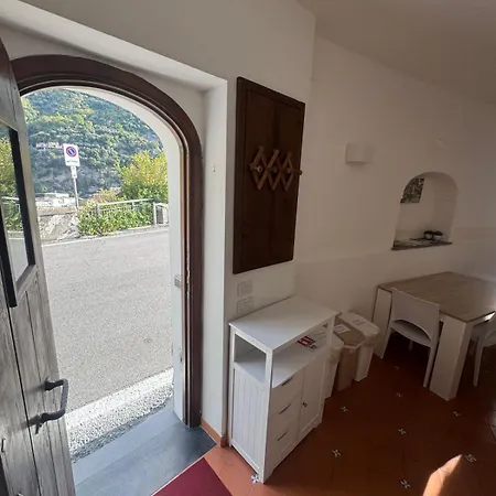Cozy On Street Level Positano