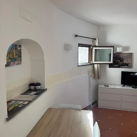 Cozy On Street Level Positano