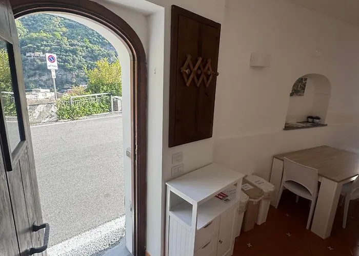 Cozy On Street Level Positano