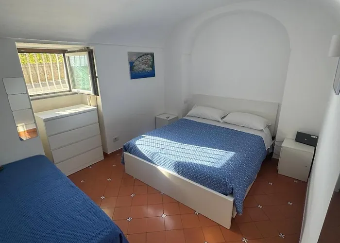 Cozy On Street Level Apartment *